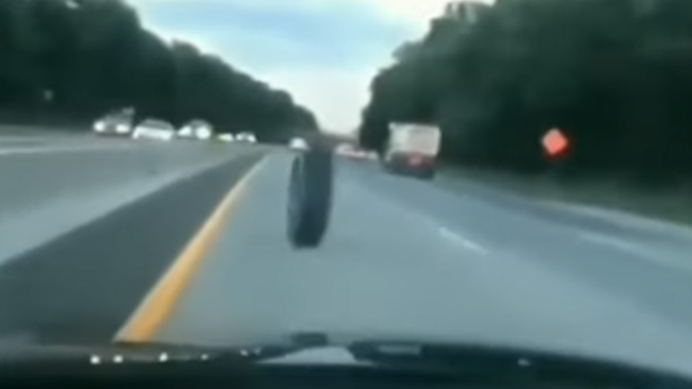 Ελαστικό καταστρέφει Jeep στον αυτοκινητόδρομο!